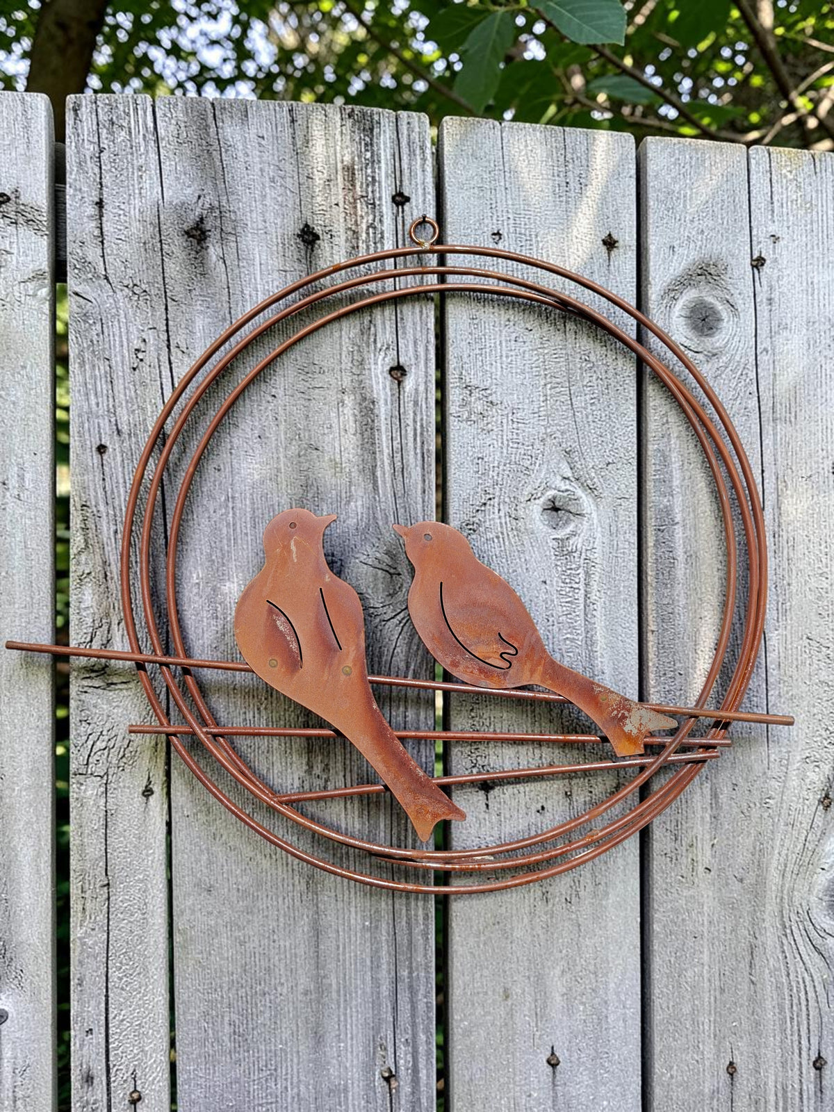 Grote ring met vogels tuindecoratie – close-up