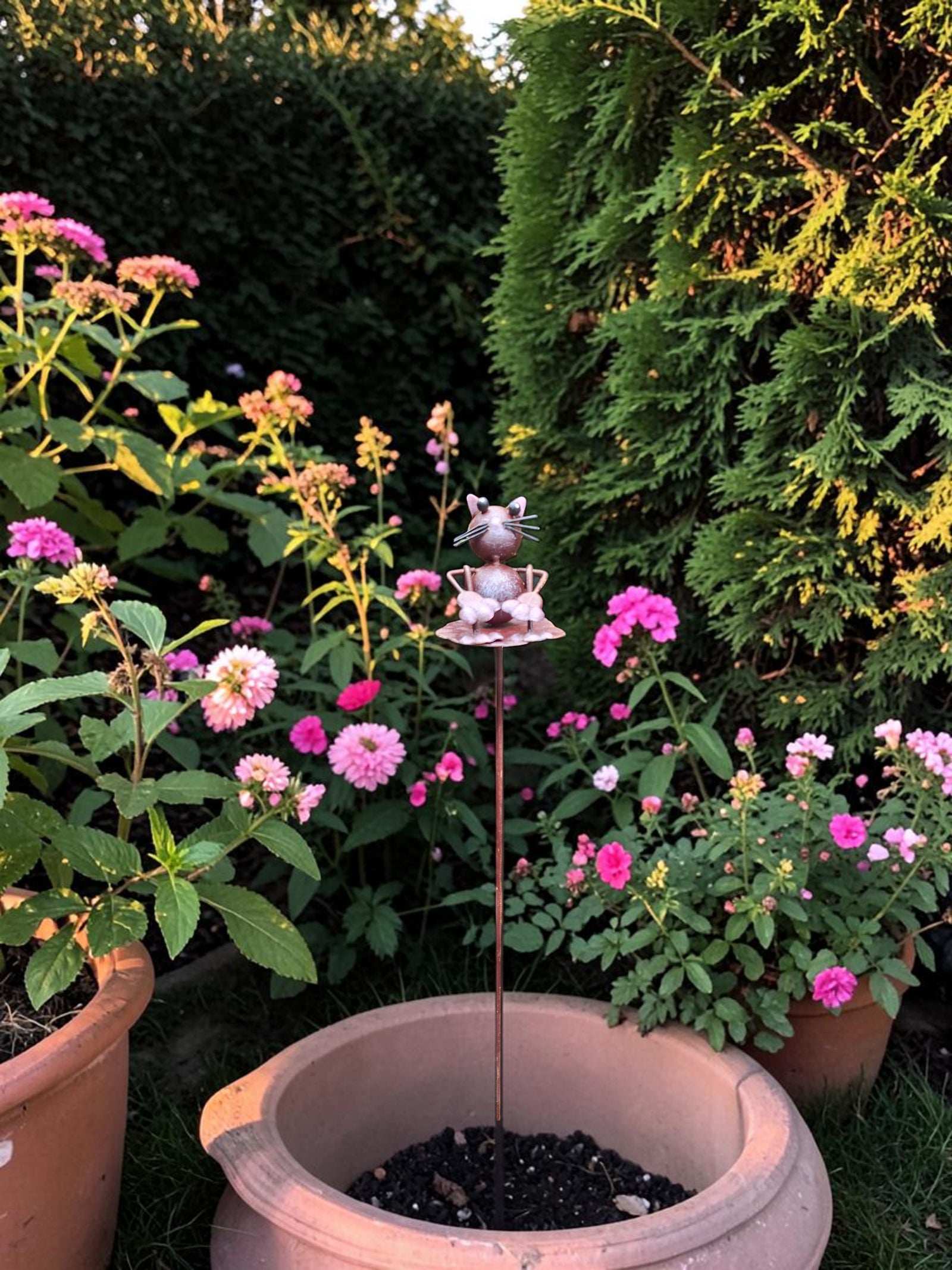 Plantensteker Poes tuindecoratie – sfeerbeeld