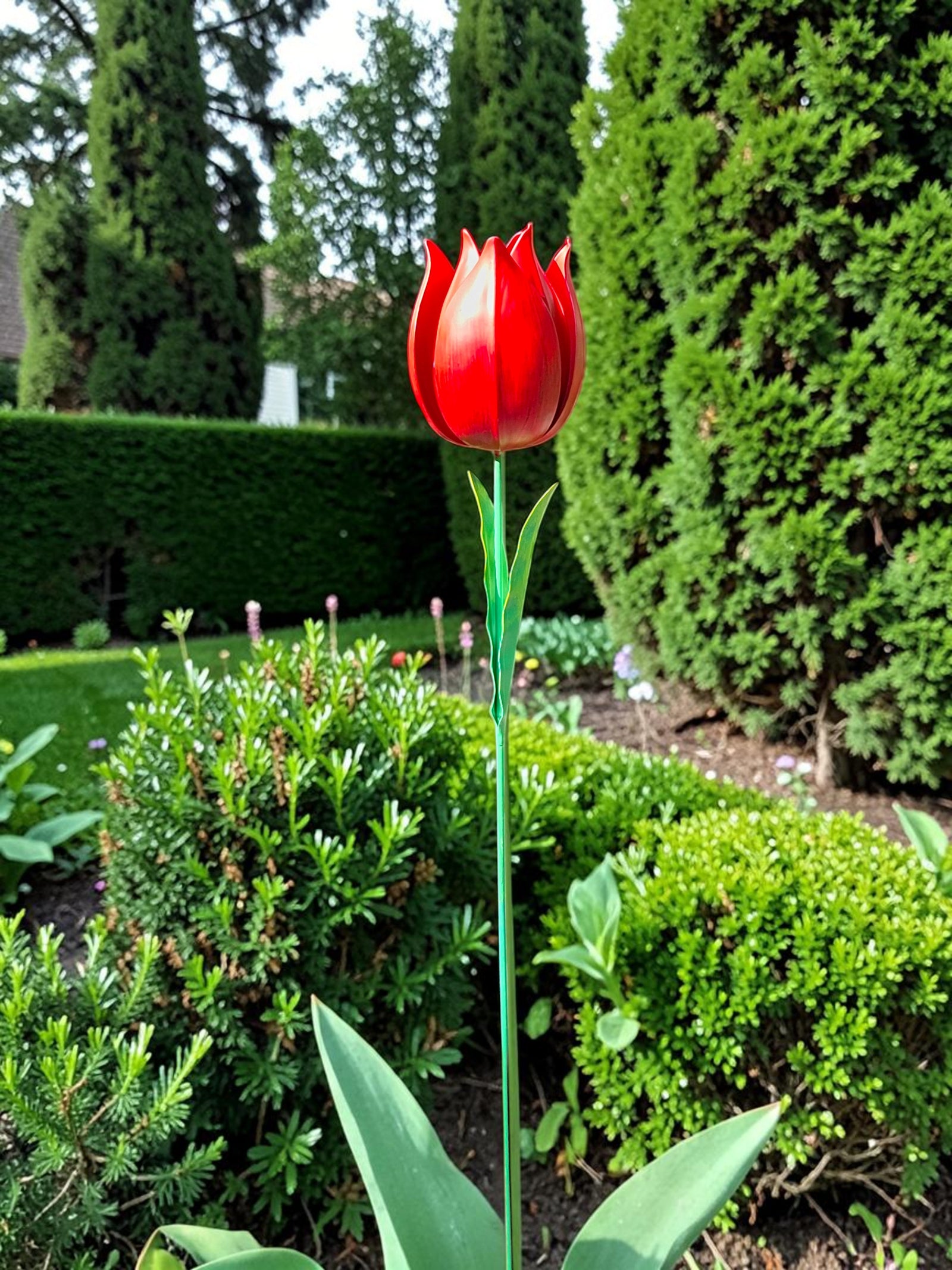 Rode Tulp tuindecoratie – sfeerbeeld