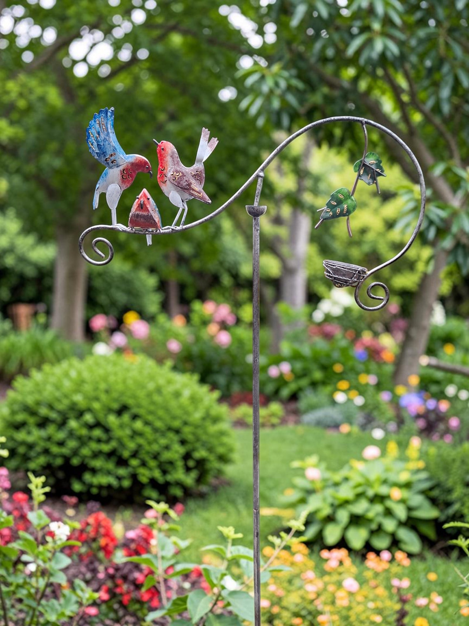 Vogels met voerbakje tuindecoratie – sfeerbeeld